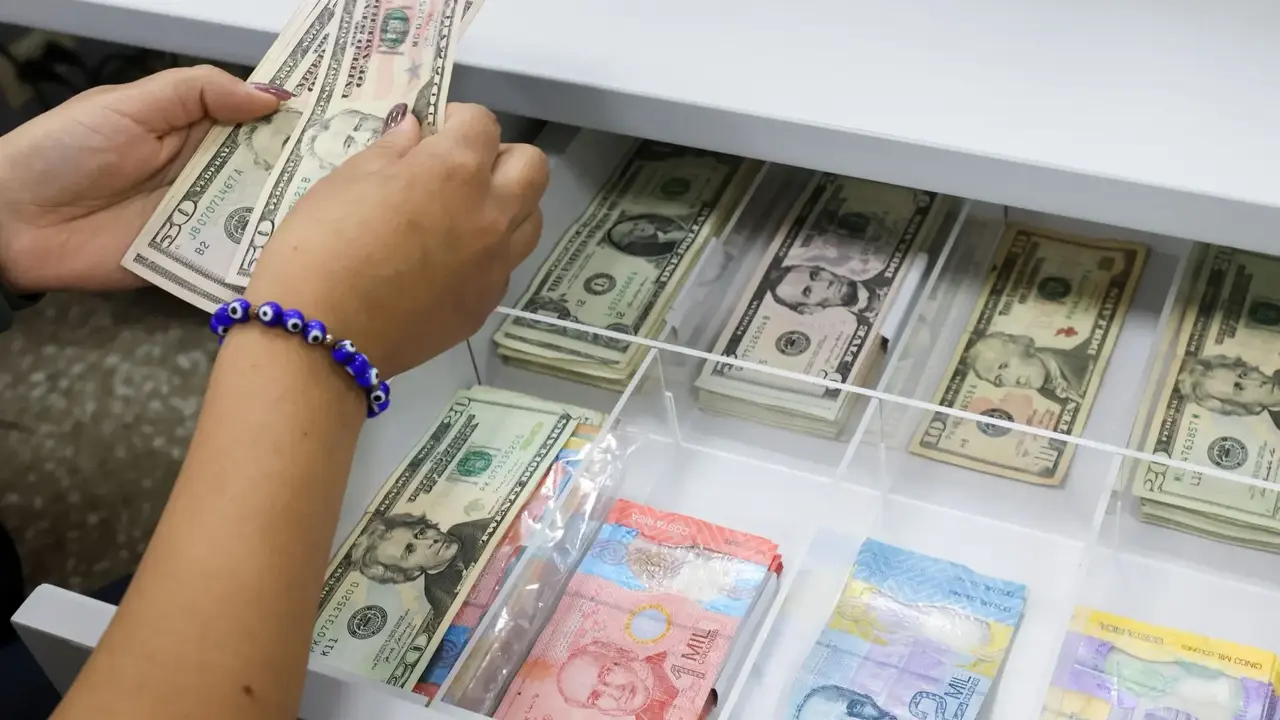 تطورات سعر الدولار مقابل الدينار العراقي في تعاملات الاثنين وسط مستويات قياسية